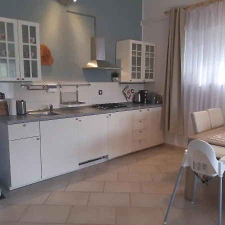 Green Garden Apartment *