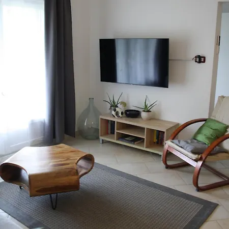 Green Garden Apartment *